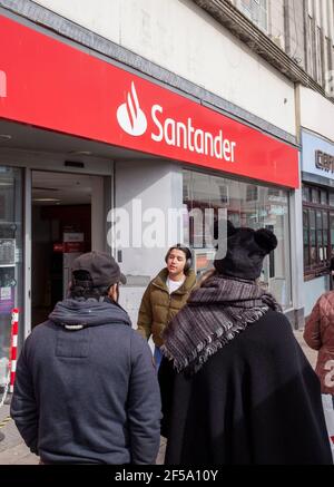 Brighton, Großbritannien. März 2021, 25th. Die Santander Bankfiliale in Western Road Brighton (diese Filiale bleibt bestehen) am Tag, an dem die Bank 111 Schließungen von Filialen in Großbritannien bis Ende August 2021 angekündigt hat. Santander UK sagt, es ist, 111 Filialen zu kürzen, da mehr Kunden Online-Banking nutzen, aber es erwartet, eine erhebliche Anzahl der betroffenen Mitarbeiter zu halten und die Filialen geschlossen wäre innerhalb von 3 Meilen von einer anderen Filiale : Kredit: Simon Dack/Alamy Live News Stockfoto