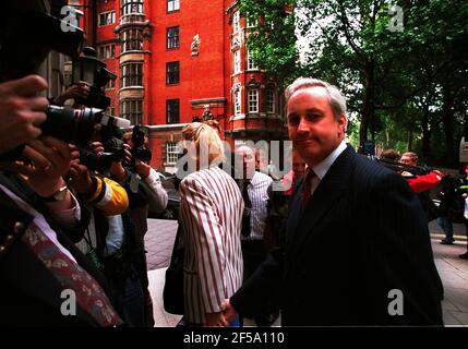 Neil Hamilton ehemaliger Abgeordneter für Tatton mit seiner Frau Christine In der Nähe des Millbank-Medienzentrums Westminster nach Anhörung der Ergebnisse Des Downey Bericht in den Bargeld für Fragen Skandal Stockfoto