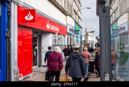 Brighton, Großbritannien. März 2021, 25th. Die Santander Bankfiliale in Western Road Brighton (diese Filiale bleibt bestehen) am Tag, an dem die Bank 111 Schließungen von Filialen in Großbritannien bis Ende August 2021 angekündigt hat. Santander UK sagt, es ist, 111 Filialen zu kürzen, da mehr Kunden Online-Banking nutzen, aber es erwartet, eine erhebliche Anzahl der betroffenen Mitarbeiter zu halten und die Filialen geschlossen wäre innerhalb von 3 Meilen von einer anderen Filiale : Kredit: Simon Dack/Alamy Live News Stockfoto