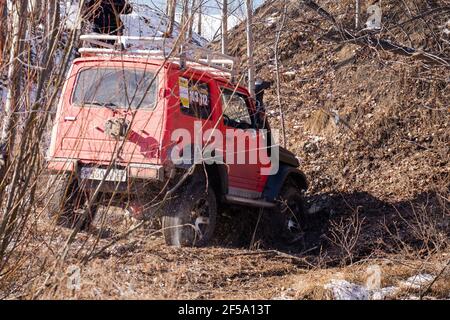 Jeep Suzuki Jimny überwindet Hindernisse in den Wald Stockfoto