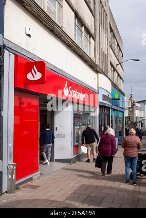 Brighton UK 25th March 2021 - die Santander Bankfiliale in Western Road Brighton (diese Filiale bleibt bestehen) am Tag, an dem die Bank 111 Schließungen von Filialen in Großbritannien bis Ende August 2021 angekündigt hat. Santander UK sagt, es ist, 111 Filialen zu schneiden, da mehr Kunden Online-Banking nutzen, aber es erwartet, eine erhebliche Anzahl der betroffenen Mitarbeiter zu halten und die Filialen geschlossen wäre innerhalb von 3 Meilen von einer anderen Filiale : Credit Simon Dack / Alamy Live News Stockfoto