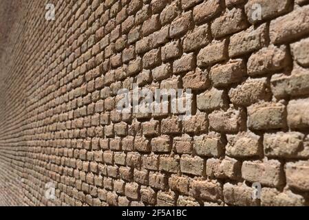 Wand aus gelben Ziegeln mit Zementschichten aus Tudela, Spanien Stockfoto