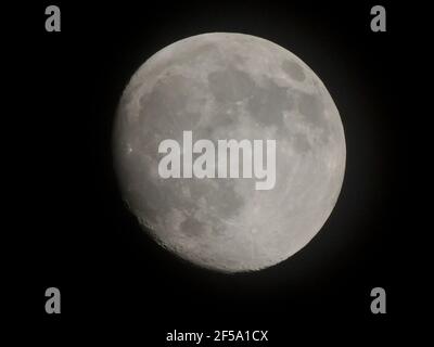 Faszinierender Blick auf den Vollmond, der im Dunkeln schimmert - toll für Tapeten Stockfoto