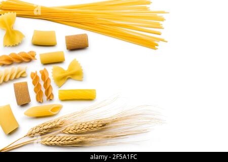 Draufsicht auf verschiedene ungekochte Pasta auf weißem Hintergrund Stockfoto