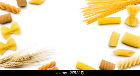 Draufsicht auf verschiedene ungekochte Pasta auf weißem Hintergrund Stockfoto