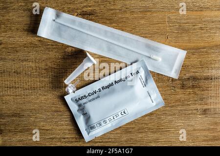 BERLIN - 25. MÄRZ 2021: SARS-CoV-2 Rapid Antigen Test. Stockfoto