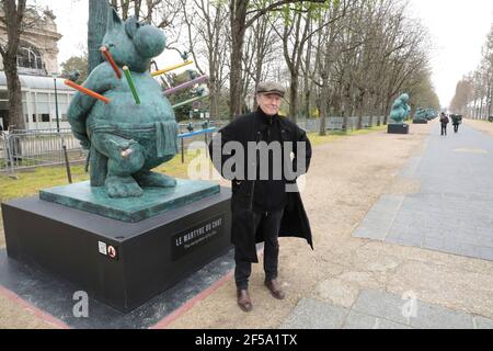 LE CHAT VON PHILIPPE GELUCK ZWANZIG SKULPTUREN AUF DEN CHAMPS ELYSEES, PARIS Stockfoto