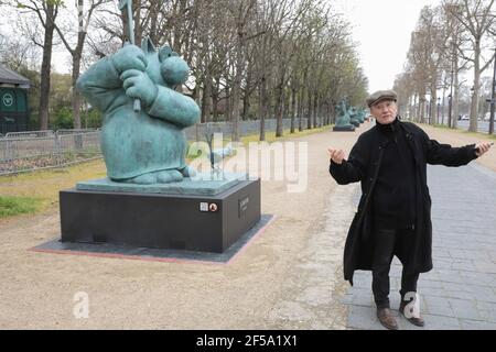 LE CHAT VON PHILIPPE GELUCK ZWANZIG SKULPTUREN AUF DEN CHAMPS ELYSEES, PARIS Stockfoto