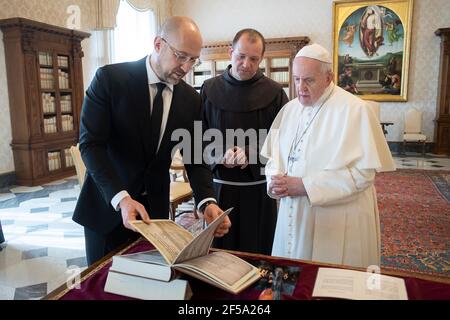 Rom, Italien. März 2021, 25th. Mrazo 25, 2021 : Papst Franziskus trifft sich mit Herrn Denys Shmyhal, Premierminister der Ukraine im Vatikan Quelle: Independent Photo Agency/Alamy Live News Stockfoto