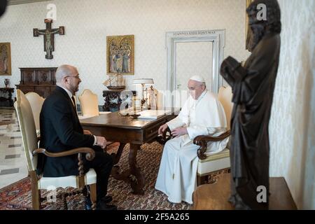 Rom, Italien. März 2021, 25th. Mrazo 25, 2021 : Papst Franziskus trifft sich mit Herrn Denys Shmyhal, Premierminister der Ukraine im Vatikan Quelle: Independent Photo Agency/Alamy Live News Stockfoto