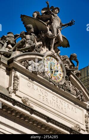 An der Fassade des Grand Central Terminals befinden sich eine Transportskulptur und eine Tiffany-Glasuhr, New York City, USA Stockfoto