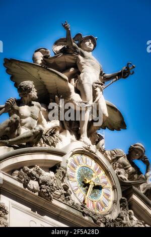 An der Fassade des Grand Central Terminals befinden sich eine Transportskulptur und eine Tiffany-Glasuhr, New York City, USA Stockfoto