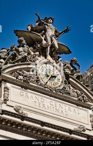 An der Fassade des Grand Central Terminals befinden sich eine Transportskulptur und eine Tiffany-Glasuhr, New York City, USA Stockfoto