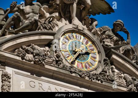 An der Fassade des Grand Central Terminals befinden sich eine Transportskulptur und eine Tiffany-Glasuhr, New York City, USA Stockfoto