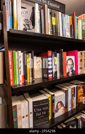 Barnes & Noble Booksellers Spanisch Sprachbuchsektion, NYC, USA Stockfoto