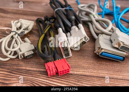 Viele verschiedene Kabel und Drähte für den Anschluss von elektronischen Geräten Stockfoto