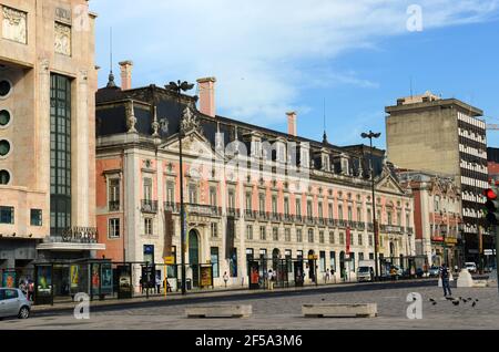 Palacio Foz ist ein prächtiger Palast aus dem 18th. Jahrhundert, der von italienischer Architektur am Restauradores-Platz (Portugiesisch: Praca dos Restauradores), Lissabon, Stockfoto