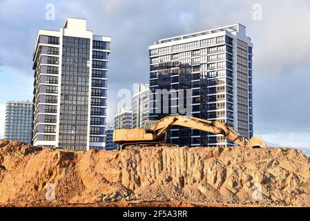 Bagger während der Aushubarbeiten auf der Baustelle. Bagger auf Earthworks. Maschinen für schwere Baumaschinen in Aktion. Big Digger Graben das Foun Stockfoto