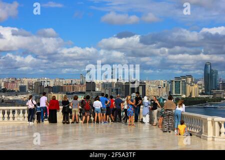 Baku Stadt. Aserbaidschan. 09.29.2019 Jahre. Touristen bewundern die Stadt von der Aussichtsplattform. Stockfoto