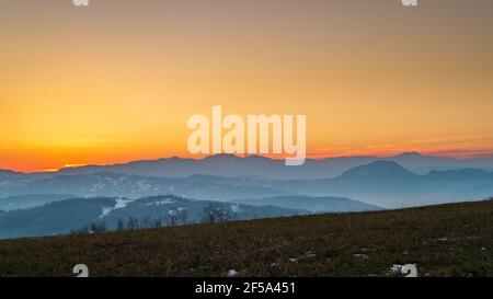 Sonnenuntergang auf dem Appeninenkamm in Emilia und Romagna. Provinz Bologna, Emilia-Romagna, Italien. Stockfoto