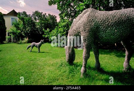 Fuchs und Pony Drahtgeflecht Skulptur von Rupert bis Juli 1998at Gainsboroughs House Sudbury in Suffolk als Teil der Skulptur Ausstellung Garten Besucher Stockfoto