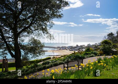 Lyme Regis, Dorset, Großbritannien. März 2021, 25th. UK Wetter: Hell und sonnig im Badeort Lyme Regis. Die andauernde Coronavirus-Sperre und eine kühle Brise hielten die Menschen heute vom Strand fern, trotz der schönen Frühlingssonne. Kredit: Celia McMahon/Alamy Live Nachrichten Stockfoto