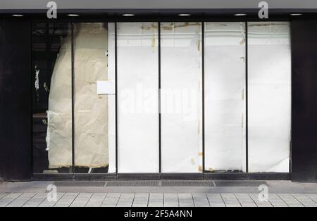 Geschlossen oder leer Laden oder Laden Schaufenster mit blockierten Fenstern Stockfoto