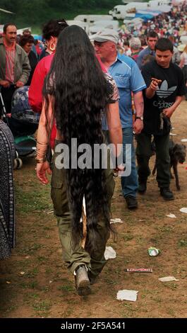 Eine Frau geht durch die Menge auf der Gypsy Horse Fair 1998at Stow on the Wold Stockfoto