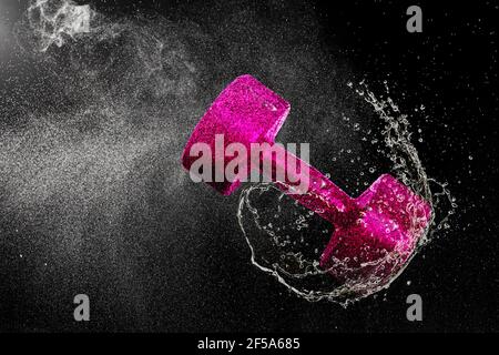 Kurzhantel fliegen in Wassertropfen und Spritzer isoliert auf schwarz Hintergrund Stockfoto