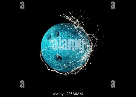 Bowling Ball in Wasser Tropfen und Spritzer isoliert auf schwarz Hintergrund Stockfoto