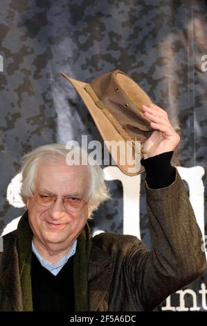 File photo - 'der französische Regisseur Bertrand Tavernier posiert am 5. April 2009 während des Internationalen Krimi-Filmfestivals in Beaune, Frankreich. Tavernier gewann den Grand prix während des Festivals für seinen Film ''Dans la brume elektrique'' (im elektrischen Nebel) am 5. April 2009. - Direktor Bertrand Tavernier starb am Donnerstag, den 25. März im Alter von 79 Jahren in seiner Villa in Sainte-Maxime, in der Var. Foto von Mehdi Taamallah/ABACAPRESS.COM' Stockfoto