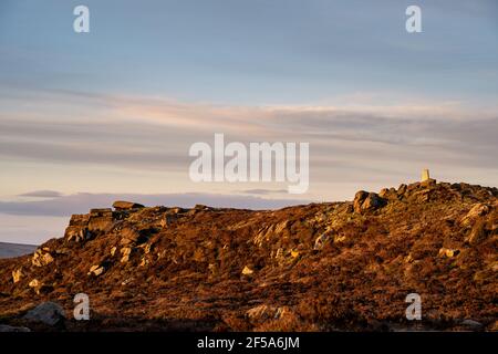 Trigonometrie Punkt auf den Kakerlaken bei Sonnenuntergang im Staffordshire, Peak District National Park, Großbritannien. Stockfoto