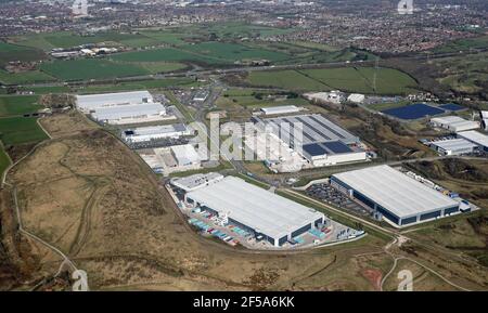 Luftaufnahme eines Industrieparks / Anwesens südlich von Bolton, Greater Manchester. Zentrale Straße ist Bridgewater Avenue, ALDI und Amazon Einheiten Stockfoto