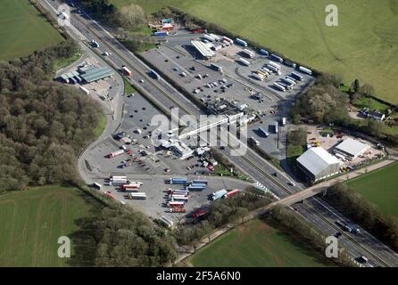 Luftaufnahme von Keele Services auf der Autobahn M6 in Staffordshire. Auf der linken Seite befindet sich Welcome Break Southbound. Rechts ist Keele Northbound Services. Stockfoto