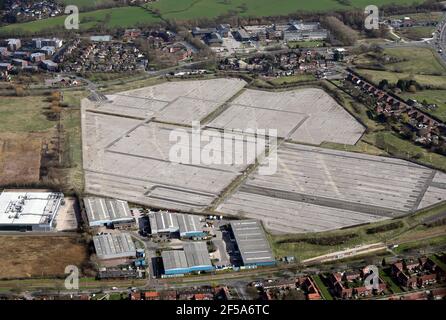 Luftaufnahme eines großen leeren Ringway-Flughafenparkplatzes & Ringway Trading Estate in Moss NOOK, Manchester Airport Stockfoto