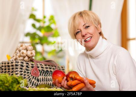 Frau tut Outdoor Stretching mit ihrem persönlichen Trainer auf einem Toller Sommertag Stockfoto