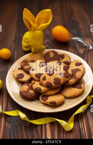 Schöne Ostereier geformte Kekse auf Holztisch Stockfoto