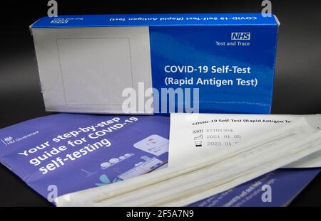 Covid-19 Rapid Antigen Test Kit in britischen Schulen verwendet Stockfoto