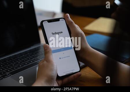 CHIANG MAI, THAILAND - MAR 19, 2021 : EINE Frau Hand hält iphone mit Login-Bildschirm der instagram-Anwendung. Instagram ist die größte und beliebteste Stockfoto