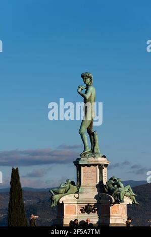 Eine Kopie von Michelangelos David Skulptur auf dem Piazzale Michelangelo Platz, Florenz, Toskana, Italien. Stockfoto