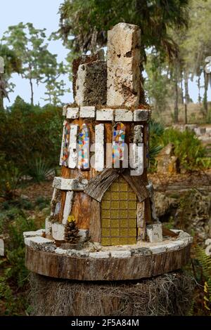 Hängematte Hollow Kindergarten, Fairy House Trail, skurrile Skulptur, Entdeckung-basiertes Lernen, Spaß, Einzigartige Elemente, Florida, Bok Tower Gardens, Stockfoto