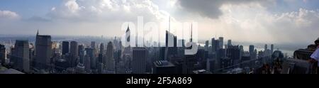 Panoramaaufnahme der Skyline von New York auf einem nebligen wolkiger Tag Stockfoto