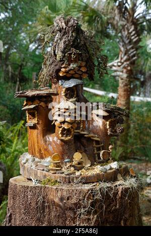 Hängematte Hollow Kindergarten, Fairy House Trail, skurrile Skulptur, Entdeckung-basiertes Lernen, Spaß, Einzigartige Elemente, Florida, Bok Tower Gardens, Stockfoto