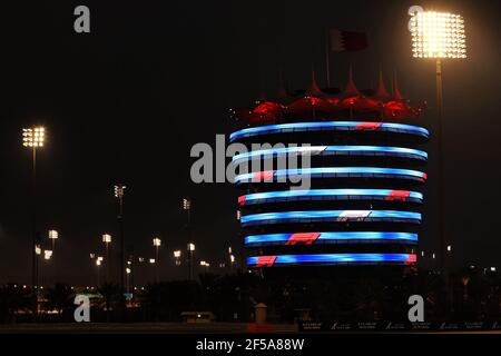 Sakhir, Bahrain. März 2021, 25th. Circuit Atmosphäre - beleuchtete Gebäude. Großer Preis von Bahrain, Donnerstag, 25th. März 2021. Sakhir, Bahrain. 25,03.2021. Formel 1 Weltmeisterschaft, Rd 1, Großer Preis Von Bahrain, Sakhir, Bahrain, Tag Der Vorbereitung. Bildnachweis sollte lauten: XPB/Press Association Images. Kredit: XPB Images Ltd/Alamy Live Nachrichten Stockfoto