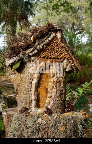 Hängematte Hollow Kindergarten, Fairy House Trail, skurrile Skulptur, Entdeckung-basiertes Lernen, Spaß, Einzigartige Elemente, Florida, Bok Tower Gardens, Stockfoto