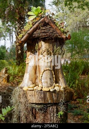 Hängematte Hollow Kindergarten, Fairy House Trail, skurrile Skulptur, Sukkulenten im Dach, Discovery-based Learning, Spaß, einzigartige Elemente, Florida, Stockfoto