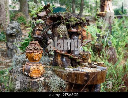 Hängematte Hollow Kindergarten, Fairy House Trail, skurrile Skulpturen, Discovery-based Learning, Spaß, Einzigartige Elemente, Florida, Bok Tower Gardens, Stockfoto