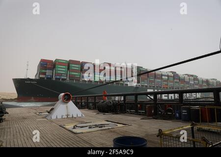 (210325) -- KAIRO, 25. März 2021 (Xinhua) -- EIN Rettungsschiff arbeitet am Standort eines Containerschiffes, das am 25. März 2021 auf dem Suezkanal in Ägypten gefangen war. Die Navigation im Suez-Kanal wurde vorübergehend ausgesetzt, bis die Wiederschwimmarbeiten auf einem Schiff in einem neuen Kurs geerdet ist beendet, sagte Osama Rabie, Vorsitzender der Suez-Kanal-Behörde (SCA) am Donnerstag. Die 224.000-Tonnen je gegeben, ein Panama-Flags-Containerschiff, wurde am frühen Dienstag in der neuen Passage geerdet, nachdem die Fähigkeit, unter starken Winden und einem Staubsturm zu steuern verloren, sagte der SCA in einer Erklärung am Mittwoch. (Suez Canal Auth Stockfoto