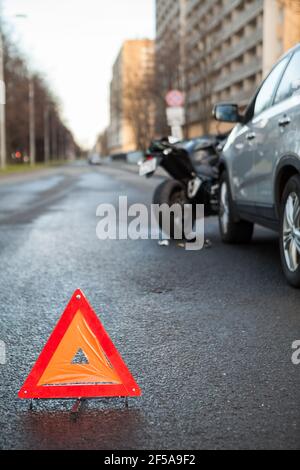 Dreieckige Sicherheitsreflektor ist auf Asphaltstraße, Schild ist auf der Entfernung von Auto und Motorrad-Crash, niemand Stockfoto