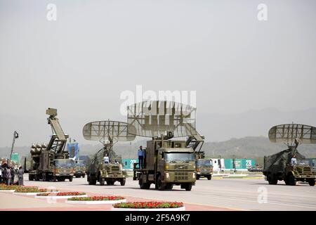 Islamabad, Pakistan. März 2021, 25th. Pakistanische Soldaten zeigen Militärfahrzeuge während der Pakistan Day Militärparade in Islamabad, Hauptstadt von Pakistan, 25. März 2021. Pakistan am Donnerstag hielt die Pakistan Day Militärparade in der Hauptstadt Islamabad mit vollem Eifer und Inbrunst. Quelle: Str/Xinhua/Alamy Live News Stockfoto